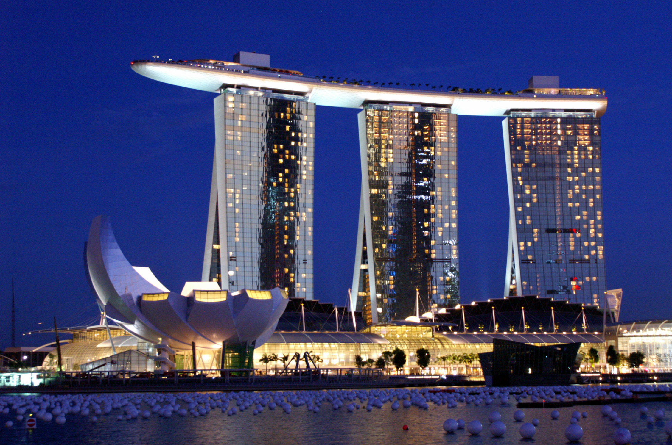 La Piscina Infinita ad alta quota. Ecco il Marina Bay Sands Hotel di